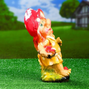 Садовая фигура "Гномиха с мухоморами и лопатой" 34х19см   3467701